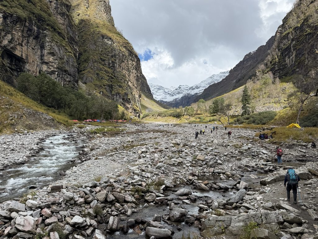 Rocky alpine valley and trekking campsite at Dhanderas Thatch